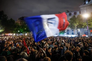 Personas reaccionan a los resultados de las elecciones legislativas francesas en París (Francia). EFE/Yoan Valat