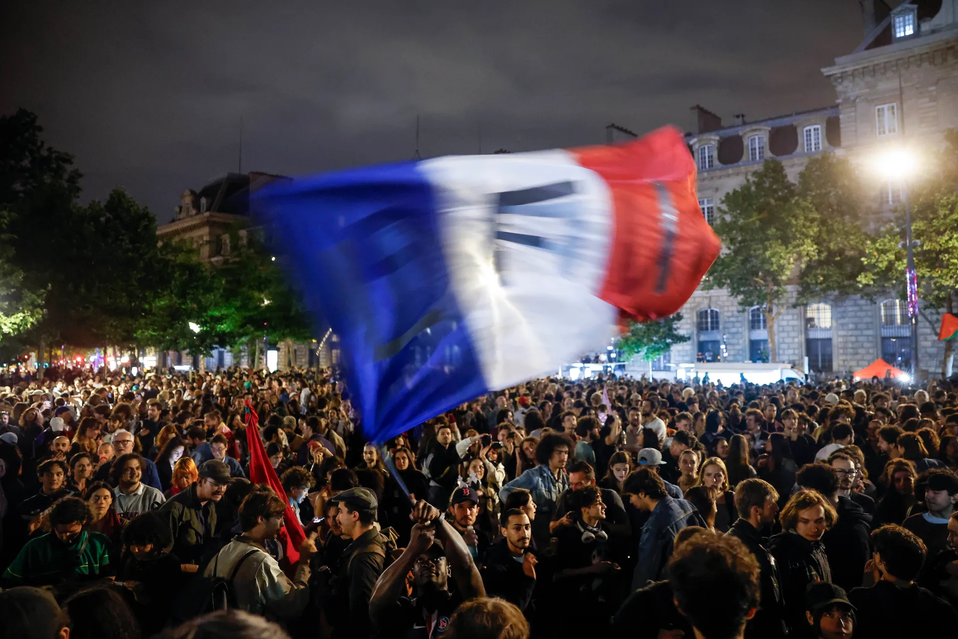 Personas reaccionan a los resultados de las elecciones legislativas francesas en París (Francia). EFE/Yoan Valat