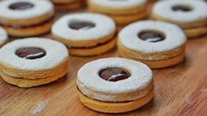 Galletas de mantequilla con centro de mermelada