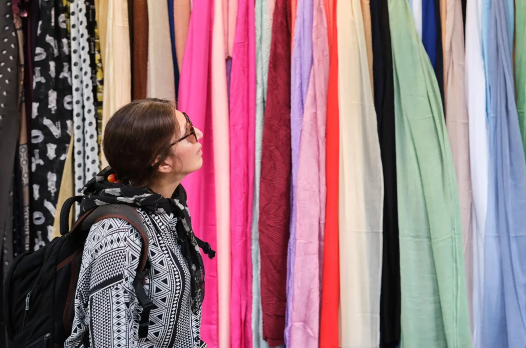 Una mujer mira velos en una tienda del norte de Teherán, Irán. EFE/Jaime León