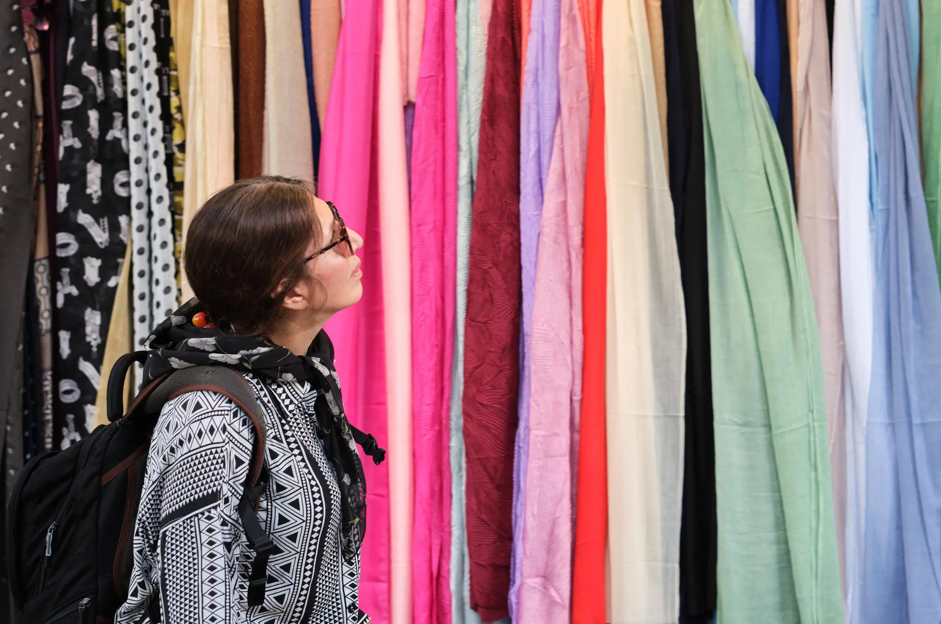 Una mujer mira velos en una tienda del norte de Teherán, Irán. EFE/Jaime León
