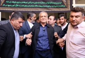 El candidato presidencial reformista iraní Masoud Pezeshkian (c). EFE/EPA/STR