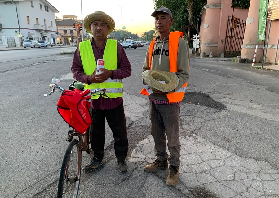 Trabajadores indios, de camino a los campos en la provincia agrícola de Latina. EFE/Joan Mas