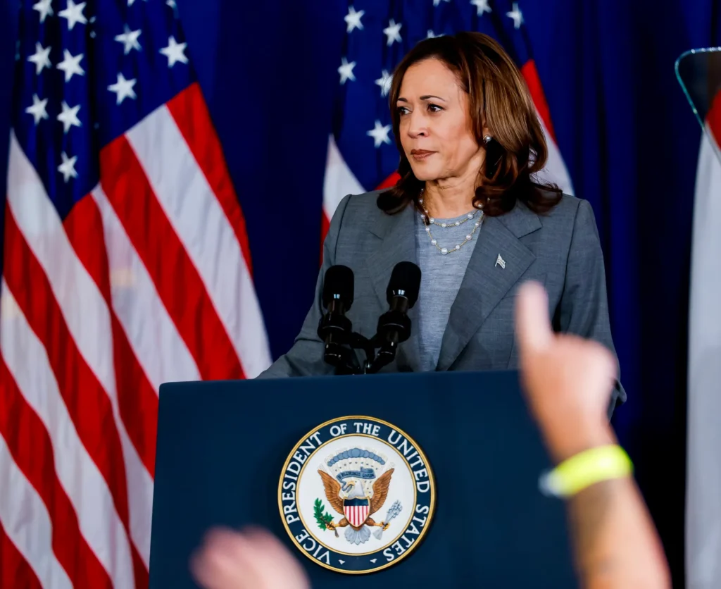 La vicepresidenta de EE.UU., Kamala Harris, participa en un evento de campaña en la escuela secundaria James B. Dudley en Greensboro, Carolina del Norte, EE.UU.. EFE/EPA/Erik S. Lesser