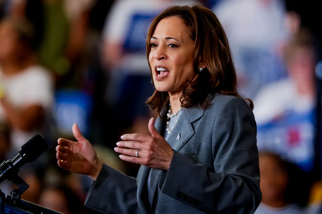 La vicepresidenta estadounidense Kamala Harris participa en un evento de campaña en la Escuela Secundaria James B. Dudley en Greensboro, Carolina del Norte, EE.UU.. EFE/EPA/Erik S. Menor