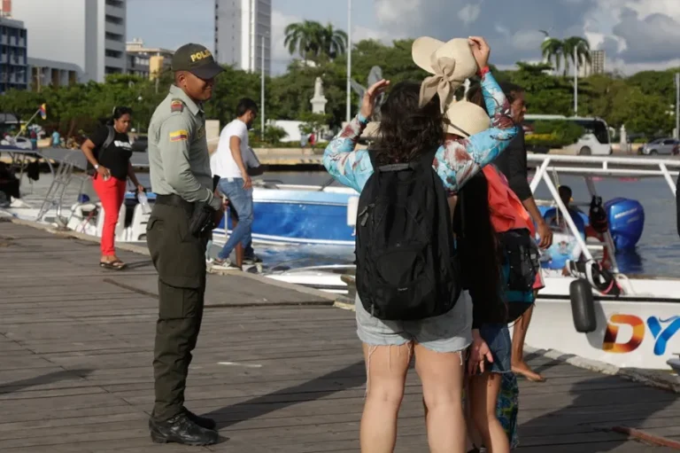 Un policía vigila el turístico sector del Muelle de los Pegasos, en Cartagena (Colombia). EFE/Ricardo Maldonado Rozo