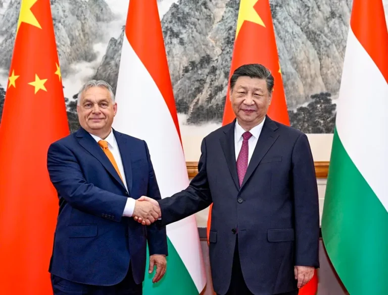 El presidente chino, Xi Jinping, y el primer ministro de Hungría, Víktor Orbán (i). EFE/EPA/XINHUA / Li Xueren