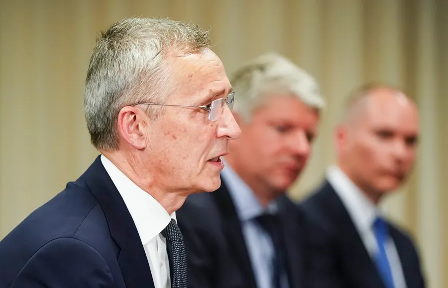 El secretario general de la OTAN, Jens Stoltenberg (i), habla al inicio de una reunión con el secretario de Defensa de los Estados Unidos, Lloyd Austin, en el Pentágono en Arlington. EFE/EPA/Shawn Thew