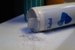 Vista de un envase de polvos de talco. EFE/Archivo
