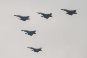 Fotografía de archivo en la que se observan aviones de combate de la fuerza aérea taiwanesa sobrevuelan durante un simulacro antiinvasión dentro de una base militar en el condado de Hsinchu (Taiwán). EFE/Ritchie B. Tongo