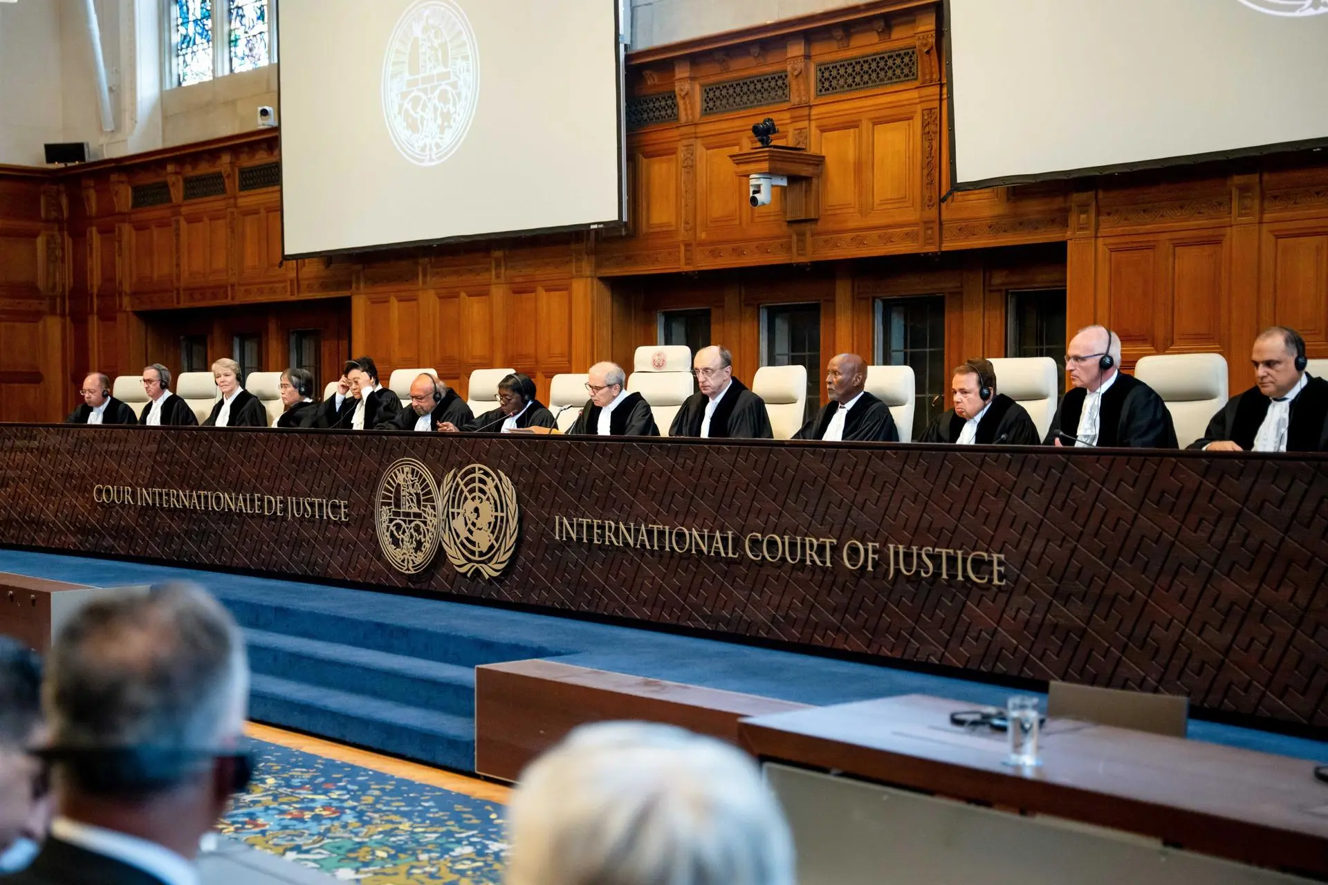 El panel de jueces, con el Presidente Nawaf Salam (C), en la Corte Internacional de Justicia de La Haya, Países Bajos, durante un fallo no vinculante sobre las consecuencias jurídicas de la ocupación israelí de Cisjordania y Jerusalén Este. EFE/LINA SELG