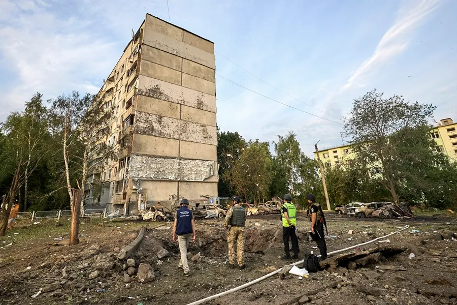 Policía ucraniana en una zona atacada por Rusia en Kharkiv. EFE/EPA/Sergey Kozlov