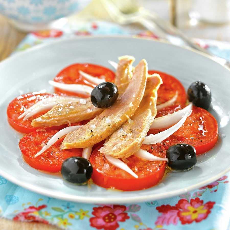 Ensalada de tomate con atún: delicioso plato para una cena ligera