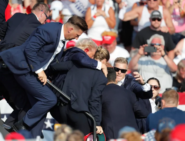 Trump es evacuado de un mitin en Butler tras ser herido de un disparo. EFE/EPA/David Maxwell