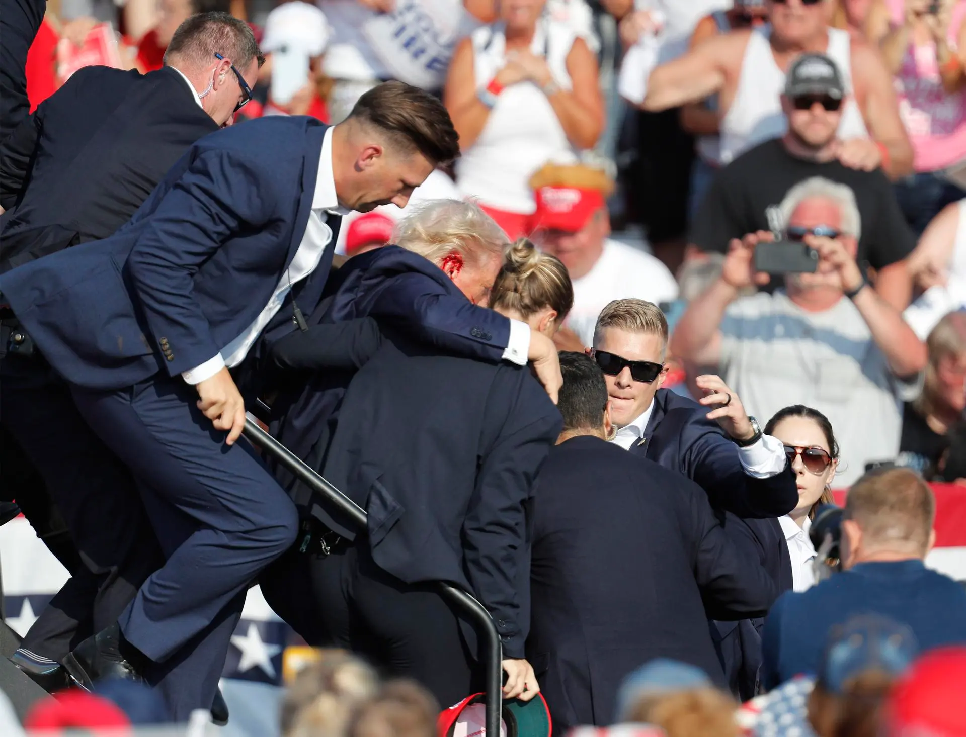 Trump es evacuado de un mitin en Butler tras ser herido de un disparo. EFE/EPA/David Maxwell