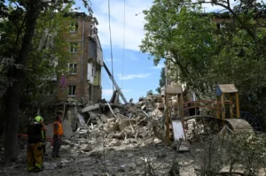 Los rescatistas ucranianos trabajan en el lugar de un ataque con misiles contra un edificio residencial de cinco pisos en Kiev, Ucrania. EFE/EPA/Danylo Antonyuk