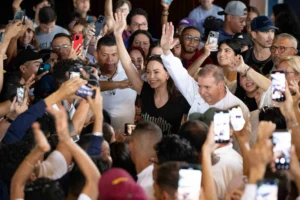 El candidato a la presidencia de Venezuela, Edmundo González (c-d), saluda junto a la líder opositora María Corina Machado (c-i) durante un acto de campaña en Caracas (Venezuela). EFE/ Ronald Peña R.