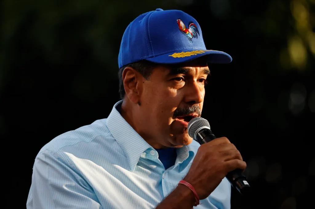 El presidente de Venezuela, Nicolás Maduro, habla durante una manifestación a favor de su Gobierno, este sábado en Caracas (Venezuela). EFE/Miguel Gutiérrez