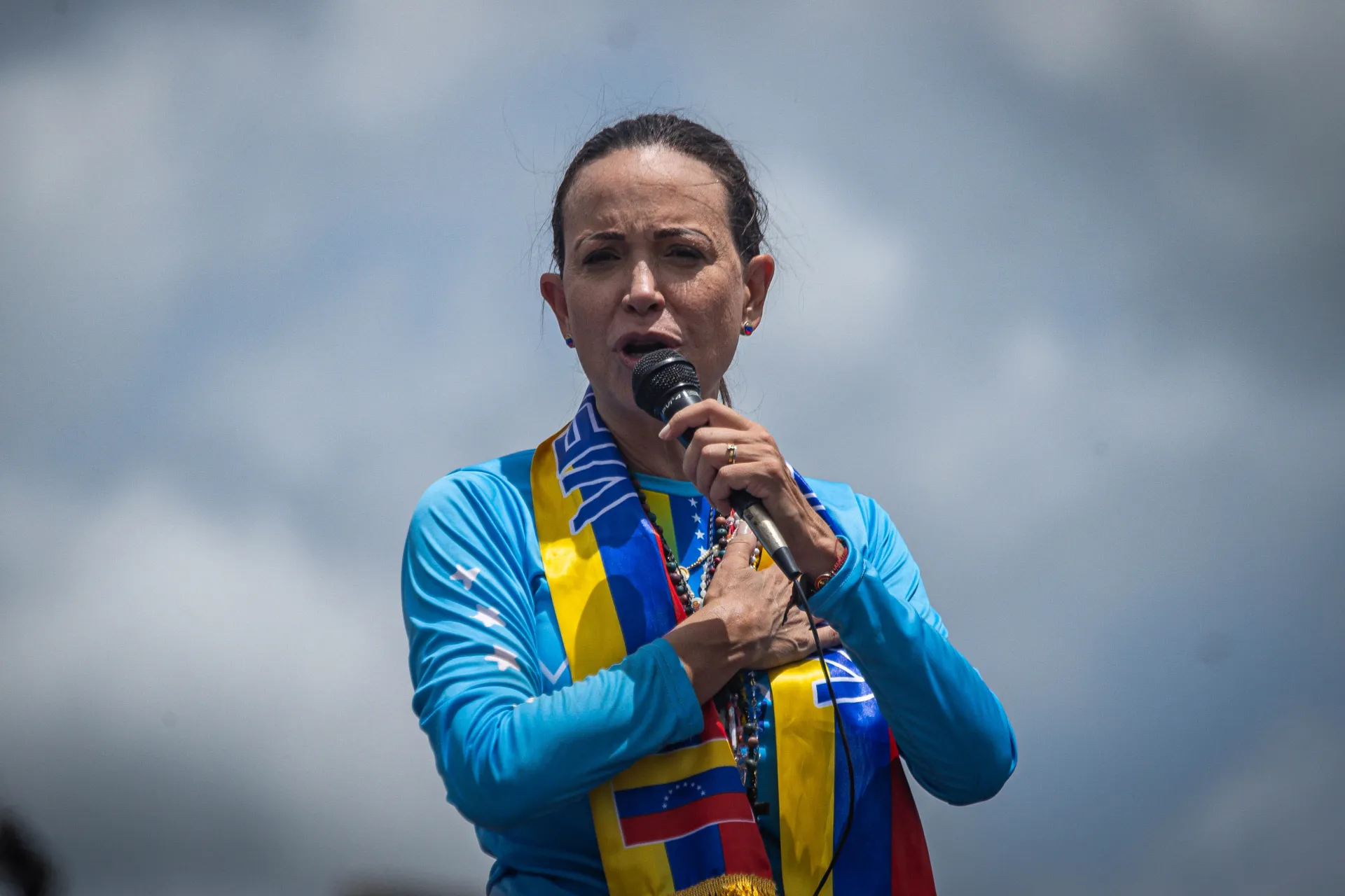 Fotografía de archivo fechada el 20 de julio de 2024 de la líder opositora María Corina Machado mientras habla a sus simpatizantes durante una caravana en Maturín (Venezuela). EFE/Henry Chirinos