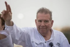 El candidato a la presidencia de Venezuela Edmundo González saluda en un acto de campaña, el 10 de julio del 2024 en Puerto La Cruz (Venezuela). EFE/Miguel Gutiérrez