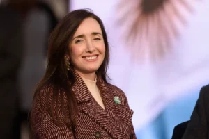 La vicepresidenta de Argentina, Victoria Villarruel, asiste a un acto por el Día de la Bandera en la ciudad de Rosario (Argentina). EFE/ Franco Trovato Fuoco