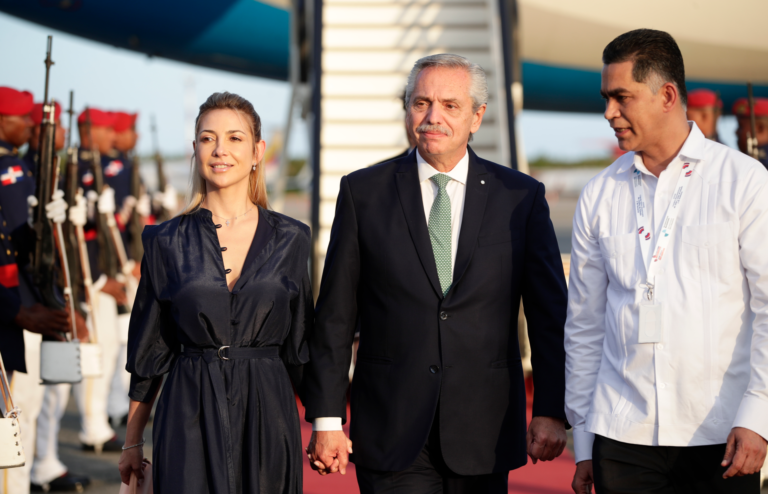 Fotografía de archivo en la que se ve al entonces presidente de Argentina, Alberto Fernández (c), y su esposa, Fabiola Yáñez, al ser recibidos por un funcionario de la Cancillería a su llegada al Aeropuerto Las Américas para asistir a la XXVIII Cumbre Iberoamericana, en Santo Domingo (República Dominicana). EFE/Bienvenido Velasco