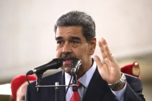 El presidente de Venezuela, Nicolás Maduro, habla a la salida del Tribunal Supremo de Justicia (TSJ), en Caracas (Venezuela). EFE/Ronald Peña R.