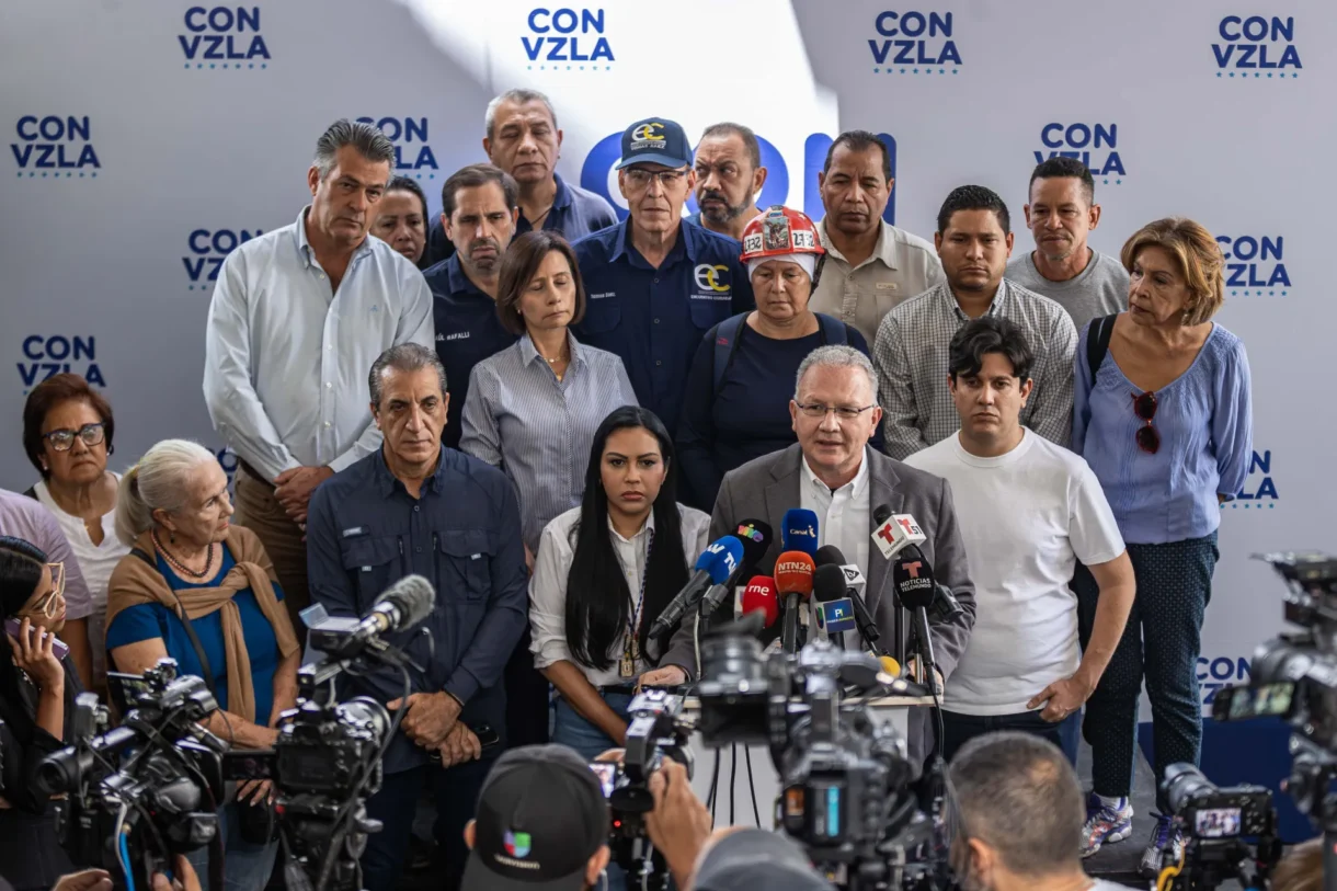 El abogado Perkins Rocha Contreras (2d), asesor jurídico del Comando Con Venezuela, habla durante una rueda de prensa sobre los hechos ocurridos la madrugada de este viernes en la sede del comando ubicada en Caracas (Venezuela). EFE/Henry Chirinos