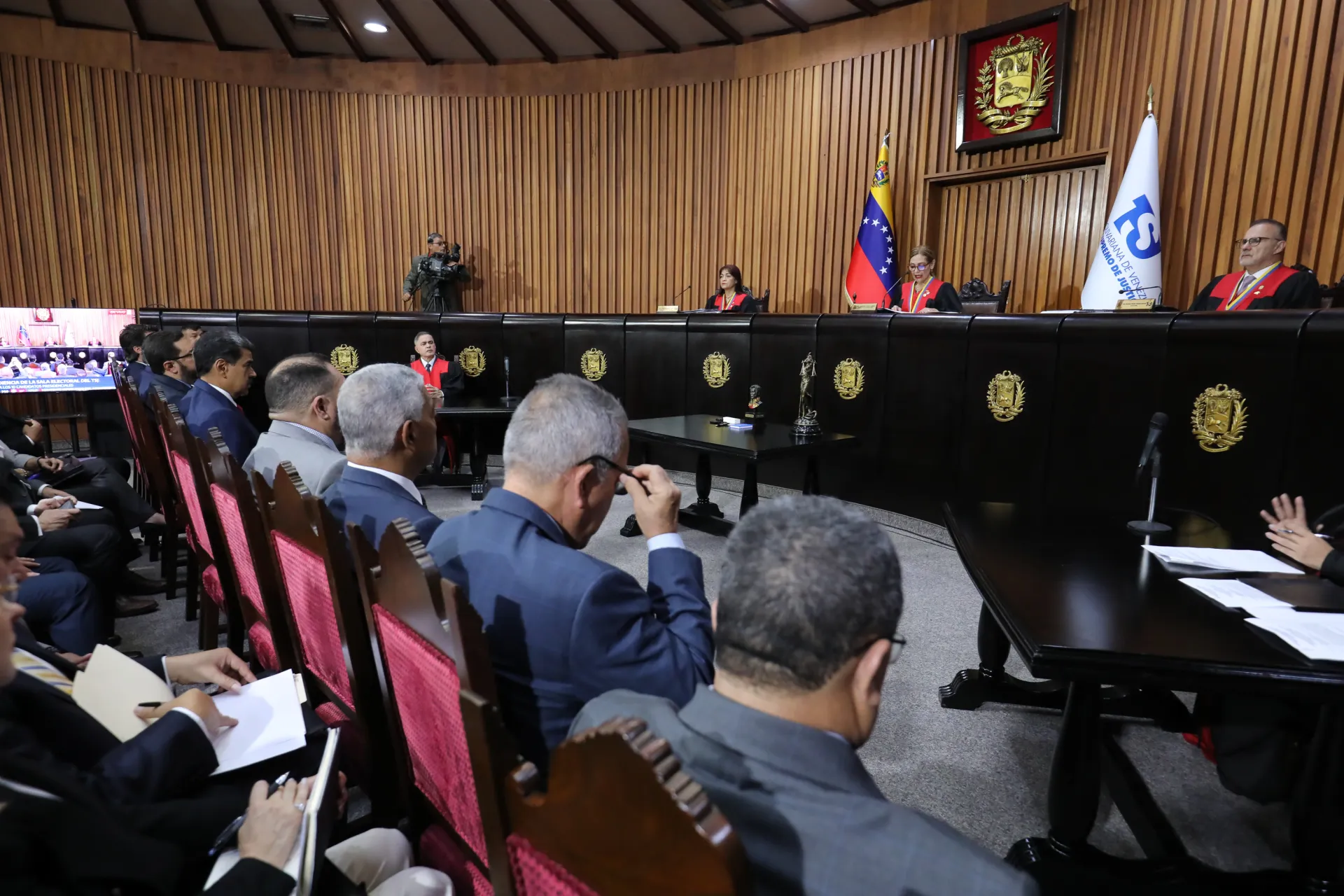El presidente de Venezuela, Nicolás Maduro (c-centrado), durante un acto en el Tribunal Supremo de Justicia (TSJ) este viernes, en Caracas (Venezuela). EFE/Ronald Peña R