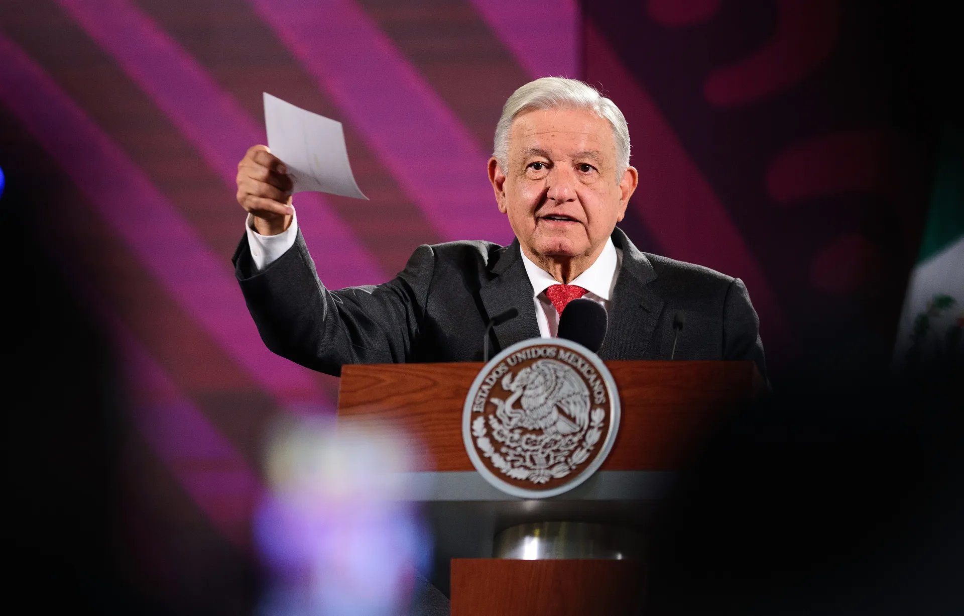 Fotografía cedida este viernes por la Presidencia de México del mandatario mexicano, Andrés Manuel López Obrador, durante su participación en una rueda de prensa en la Ciudad de México (México). EFE/Presidencia de México