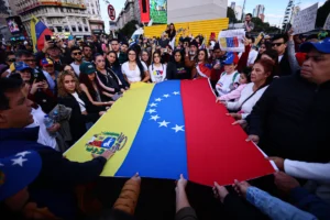 Venezolanos participan de una manifestación en rechazo a los resultados del Consejo Nacional Electoral (CNE), en las elecciones presidenciales del domingo que dieron como ganador a el presidente de Venezuela Nicolás Maduro, este sábado en el Obelisco, en la ciudad de Buenos Aires (Argentina).EFE/STR