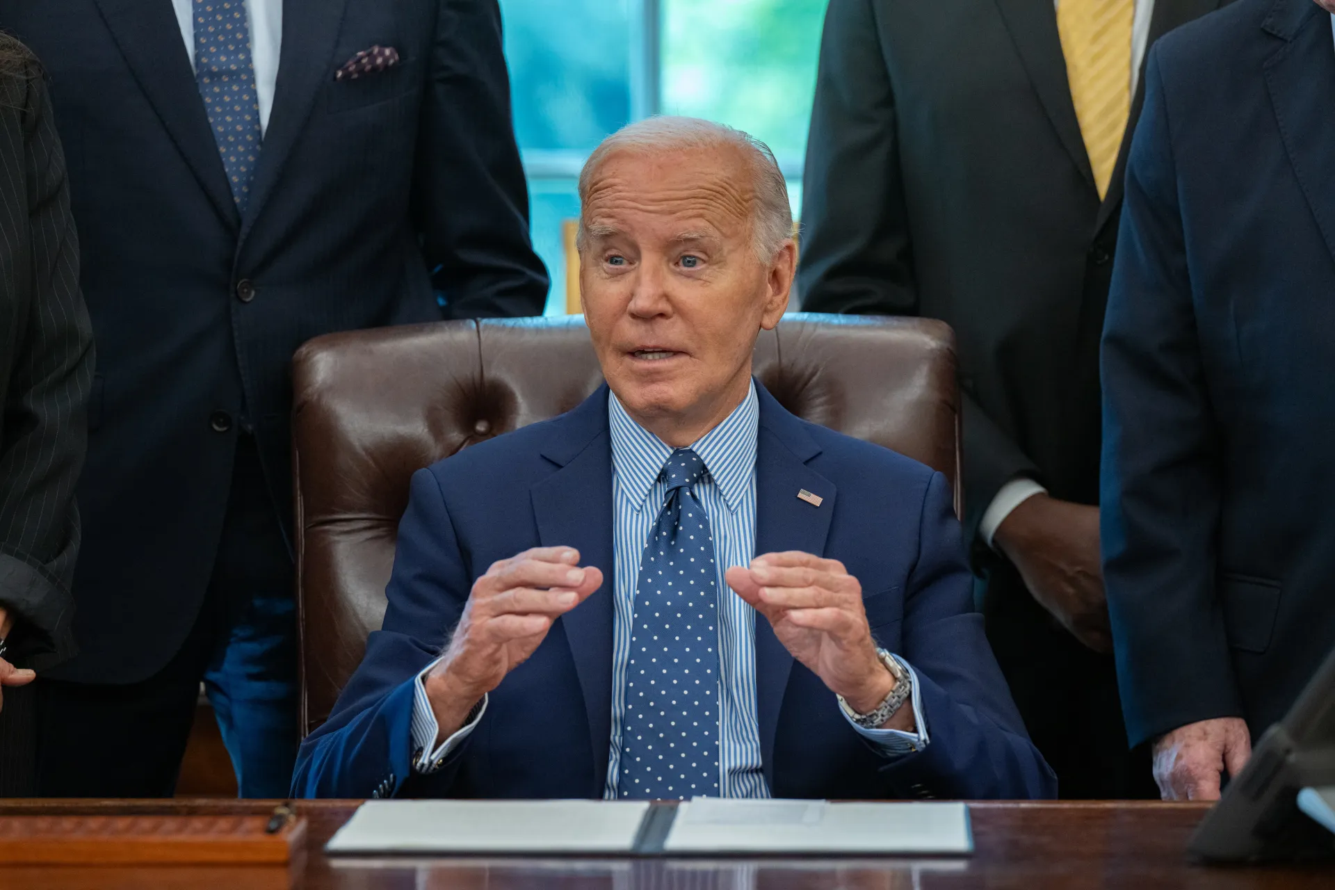 El presidente de EE.UU., Joe Biden, habla con la prensa en el Despacho Oval de la Casa Blanca, este 16 de agosto de 2024, en Washington. EFE/Annabelle Gordon/CNP/Pool