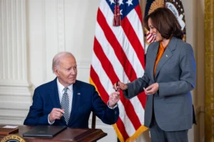 El presidente de EE.UU., Joe Biden (i), junto a la vicepresidenta estadounidense, Kamala Harris (d), en una fotografía de archivo. EFE/Jim Lo Scalzo
