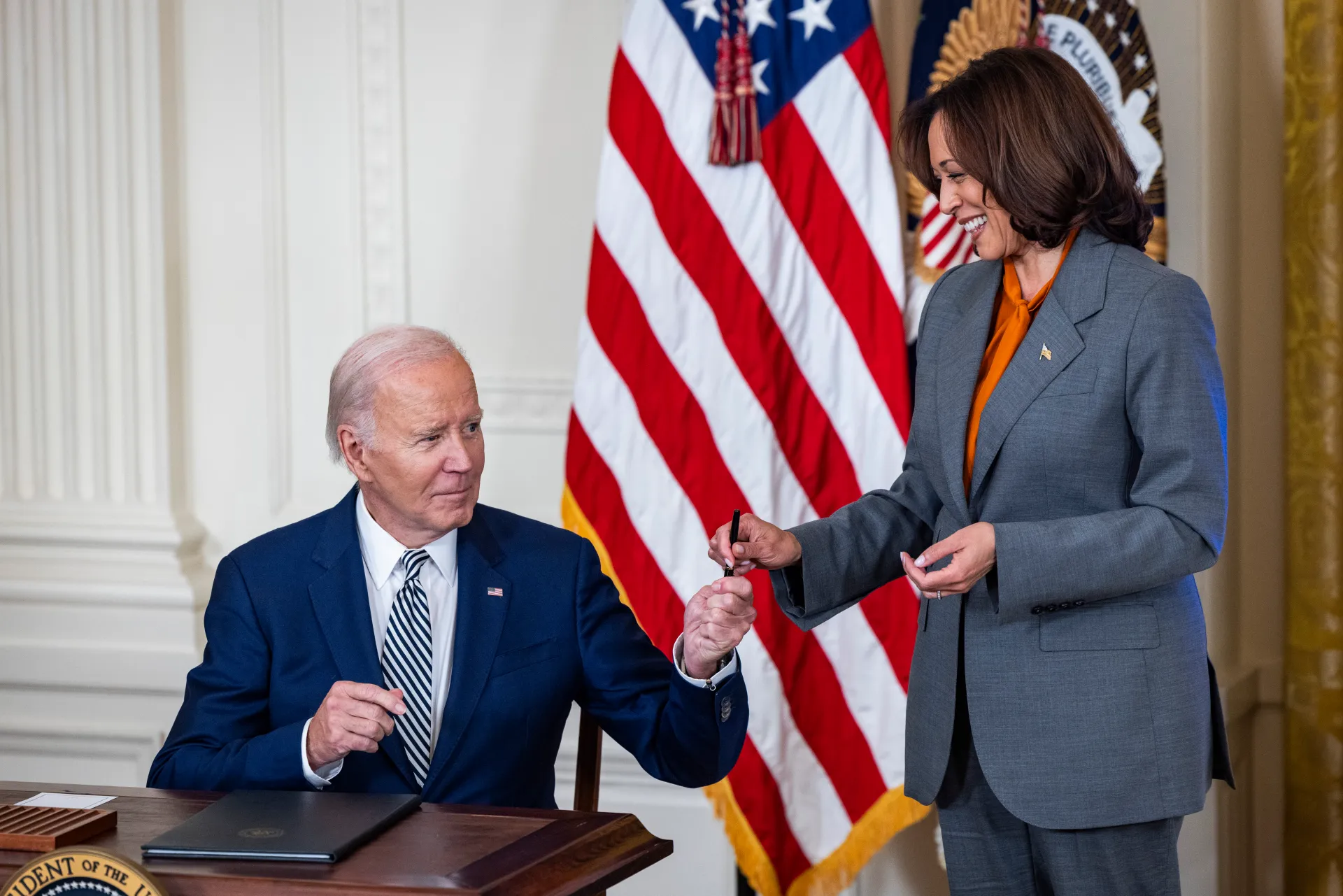 El presidente de EE.UU., Joe Biden (i), junto a la vicepresidenta estadounidense, Kamala Harris (d), en una fotografía de archivo. EFE/Jim Lo Scalzo