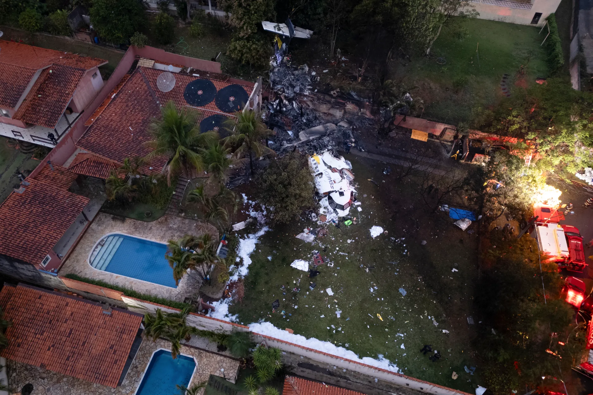 Fotografía aérea del sitio donde se accidentó un avión de la aerolínea Voepass este viernes, en Vinhedo (Brasil). EFE/ Isaac Fontana