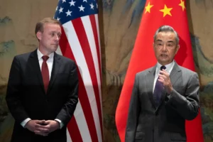 El asesor de Seguridad Nacional de la Casa Blanca, Jake Sullivan (i), durante una reunión con el ministro de Exteriores de China, Wang Yi (d), el 27 de agosto de 2024, en Pekín. EFE/Ng Han Guan/Pool