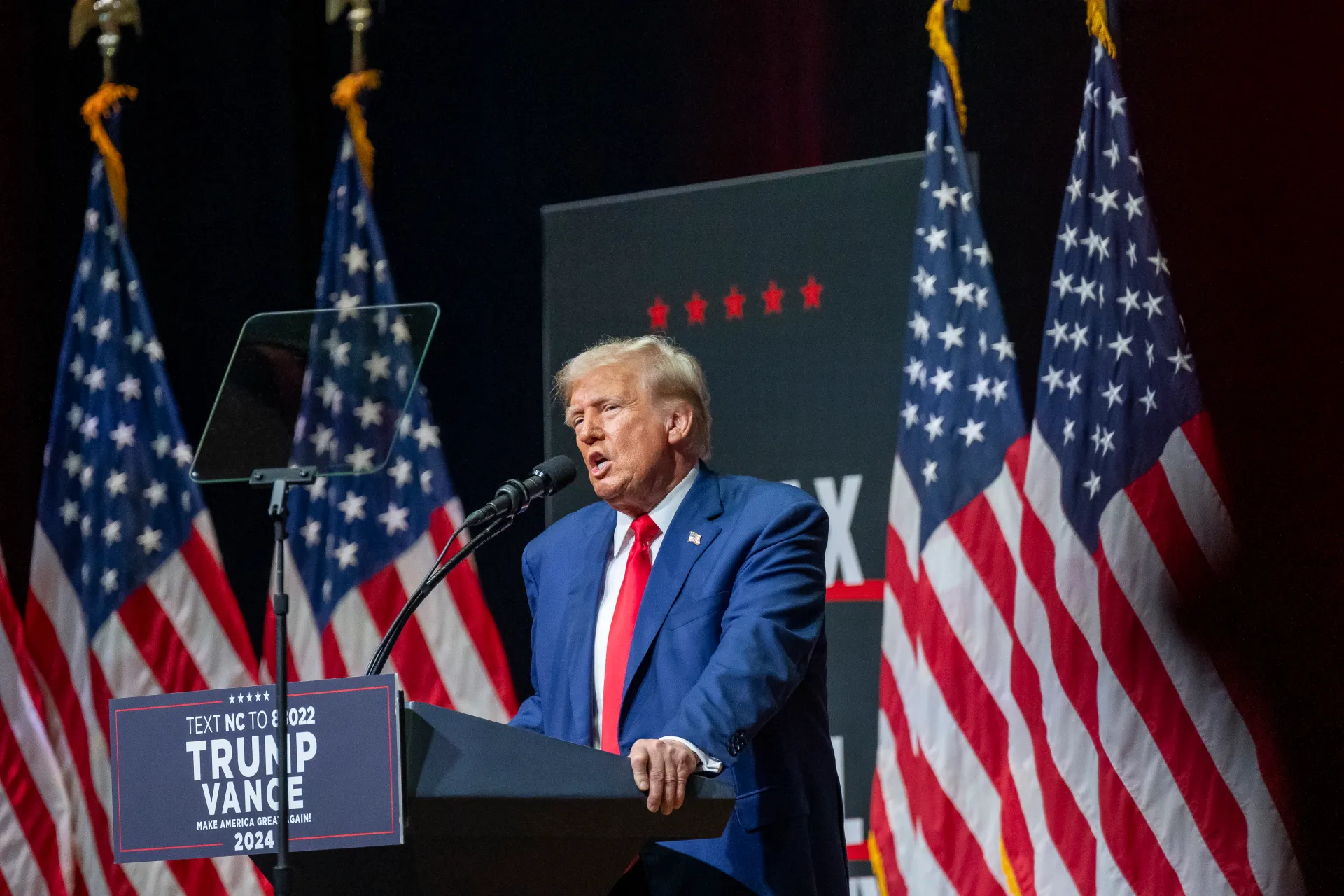 El candidato presidencial republicano Donald Trump aplaude en un acto de campaña en Carolina del Norte (EE.UU.). EFE/EPA/Sean Meyers
