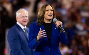 La candidata presidencial demócrata, la vicepresidenta estadounidense, Kamala Harris (d), habla junto al candidato a la vicepresidencia, el gobernador de Minnesota, Tim Walz, durante un mitin de campaña en el Fiserv Arena en Milwaukee, Wisconsin (EE.UU.). EFE/Justin Lane