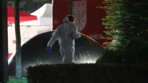 Agentes de la policía científica inspeccionan el lugar de los hechos tras un ataque con cuchillo en el festival municipal de Solingen (Alemania). EFE/Christopher Neundorf