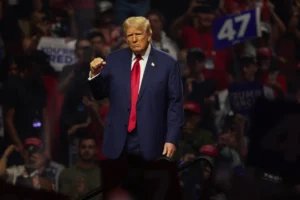 El candidato presidencial republicano Donald J. Trump sonríe durante una manifestación electoral en el Desert Diamond Arena en Glendale, Arizona (EE.UU.). EFE/Allison Dinner