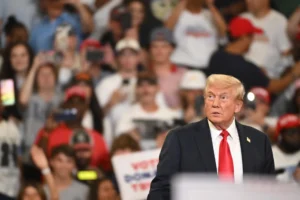 Fotografía fechada el 3 de agosto de 2024 del candidato republicano a la presidencia de Estados Unidos Donald Trump durante un evento electoral en Atlanta (EE. UU). EFE/Edward M. Pio Roda