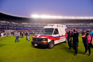 Imagen de archivo de una ambulancia durante un partido de fútbol. EFE/Sebastián Laureano Miranda/
