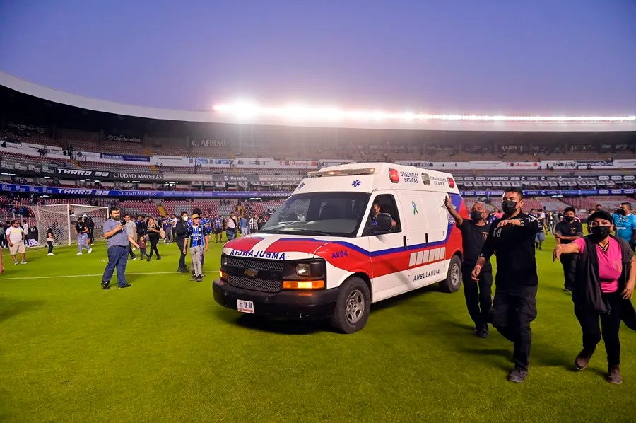 Imagen de archivo de una ambulancia durante un partido de fútbol. EFE/Sebastián Laureano Miranda/