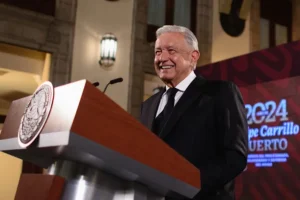 Fotografía cedida por la presidencia de México del mandatario mexicano, Andrés Manuel López Obrador, durante una conferencia de prensa este jueves en el Palacio Nacional de la Ciudad de México (México). EFE/Presidencia de México