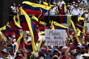Ciudadanos venezolanos que residen en México participan en una protesta este sábado, para rechazar los resultados de las elecciones celebradas el 28 julio, en Ciudad de México (México). EFE/José Méndez