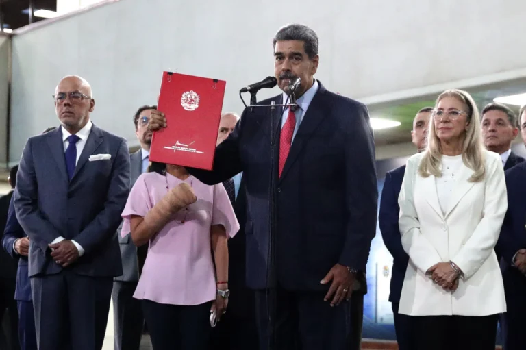 El presidente de Venezuela, Nicolás Maduro (c), acompañado de la primera dama, Cilia Flores (d), y el presidente de la Asamblea Nacional de Venezuela, Jorge Rodriguez (i), habla a la salida del Tribunal Supremo de Justicia (TSJ) este miércoles, en Caracas (Venezuela). EFE/ Ronald Peña R.