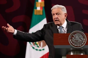 El presidente de México, Andrés Manuel López Obrador, participa en su conferencia de prensa matutina habla sobre Venezuela, en el Palacio Nacional de Ciudad de México (México). EFE/José Méndez
