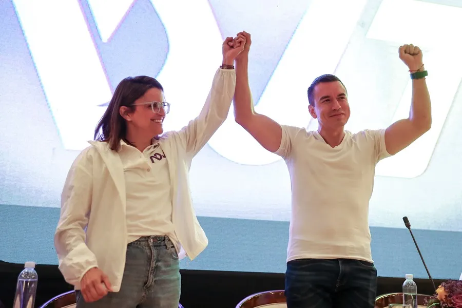 El presidente de Ecuador, Daniel Noboa (d), y María José Pinto González participan en la primera convención nacional de su partido oficialista Acción Democrática Nacional (ADN) de Ecuador este viernes, en Quito (Ecuador). EFE/ José Jácome