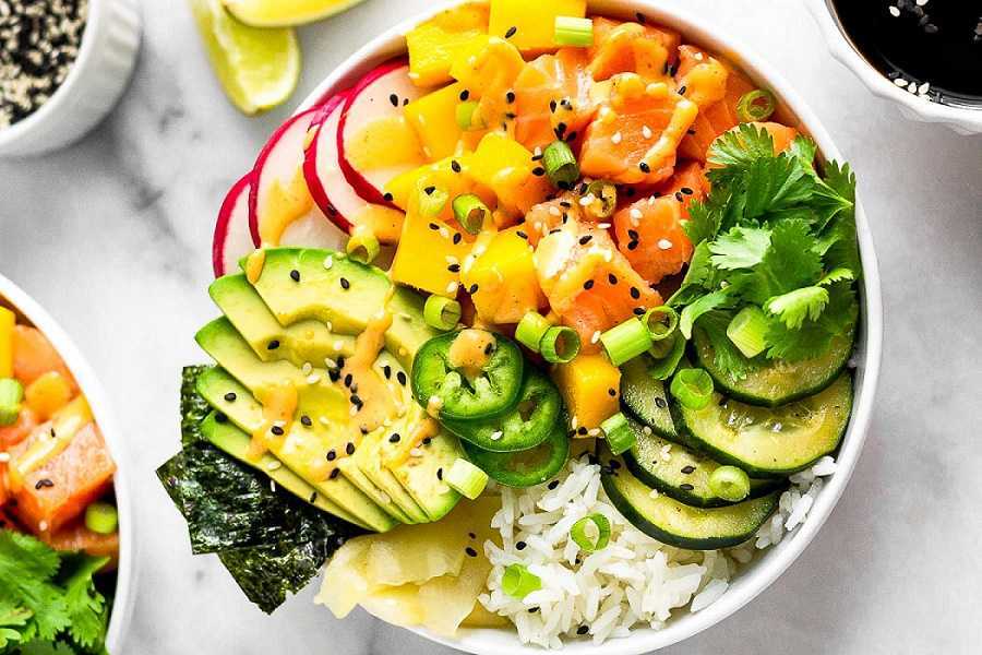 Poke bowl: deliciosa y sencilla ensalada hawaiana