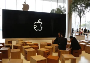 El logo de Apple en una Apple Store en Bangkok (Tailandia). EFE/Narong Sangnak